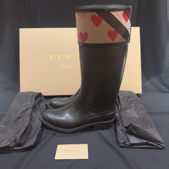 Burberry Boots - Picture 4 of 9